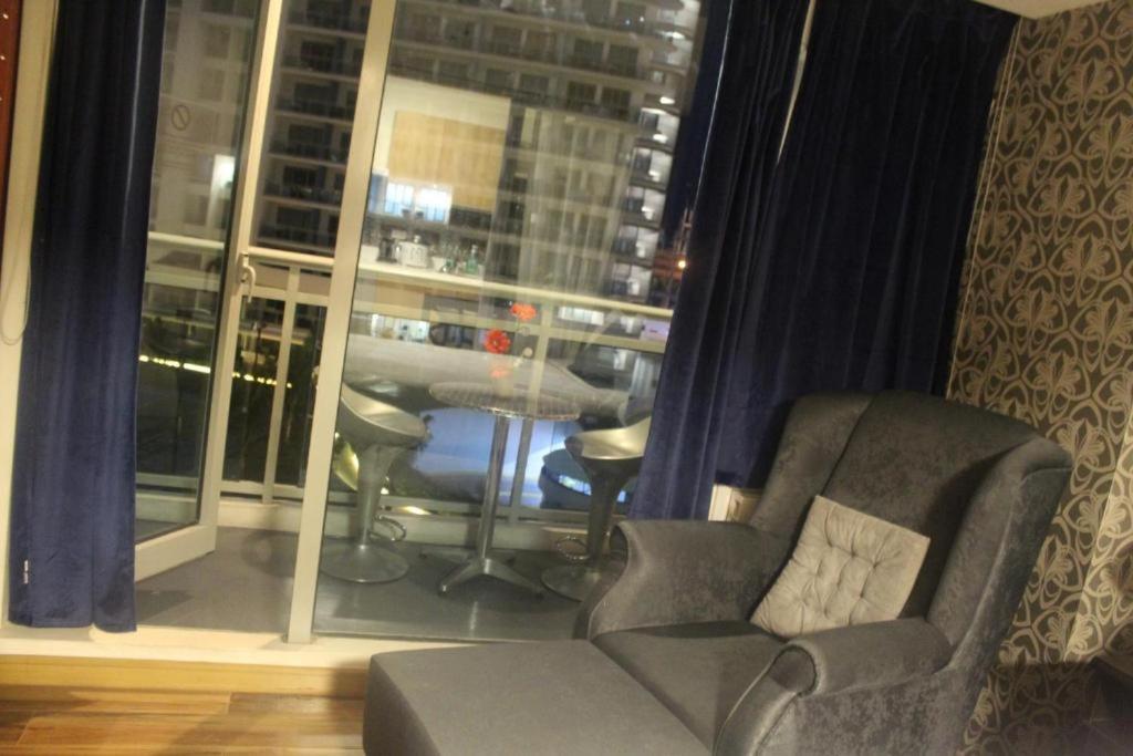 Azure C5 Man-Made Beach Balcony Multiple Units Manila Dış mekan fotoğraf