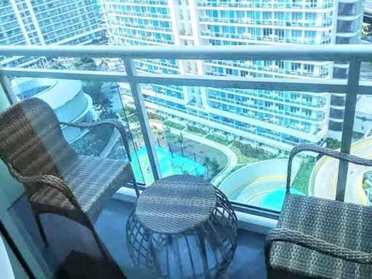 Azure C5 Man-Made Beach Balcony Multiple Units Manila Dış mekan fotoğraf